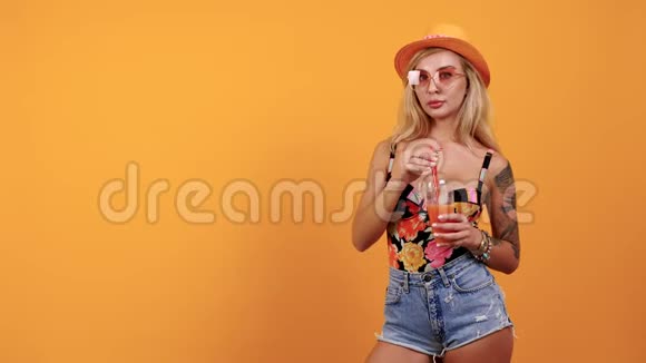 黝黑的女人戴着太阳镜喝着热带饮料视频的预览图