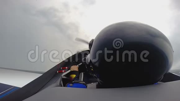 控制喷气式飞机的船长带乘客的极端飞行危险的把戏视频的预览图