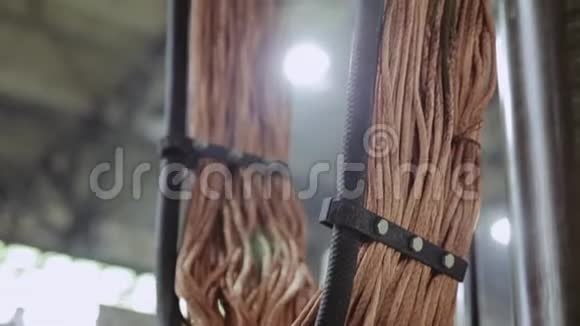 大型工业安装的铜电缆电气部分视频的预览图