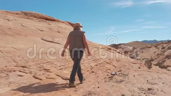 运动中的运动女子在沙漠中的红岩峡谷徒步旅行视频的预览图