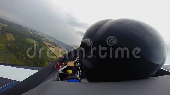 坐在喷气式飞机上环顾四周极限运动飞机的副驾驶员视频的预览图