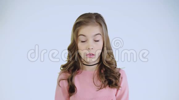 有争议的女孩做鬼脸和嘲笑镜头视频的预览图