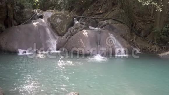 埃拉万瀑布第一层在Kanchanaburi泰国美丽的瀑布在森林深处有翡翠般的水池视频的预览图