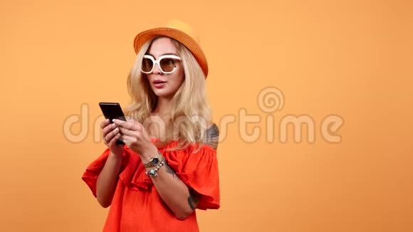 穿着夏装的女人在智能手机上聊天视频的预览图