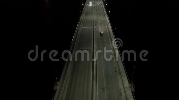 令人惊叹的4K长桥与交通夜城与美丽的灯光背景视频的预览图