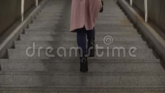 年轻女士穿着时髦的高跟鞋上楼双脚保健视频的预览图