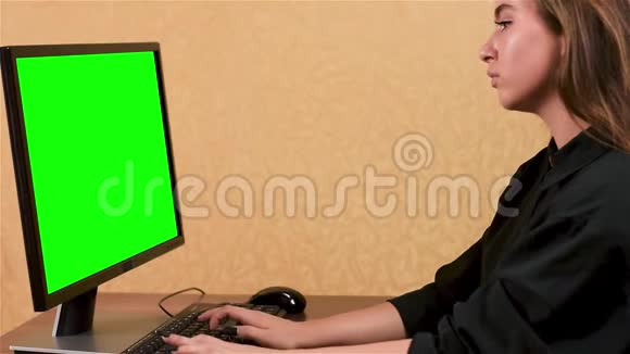在办公室用电脑工作的女人绿色屏幕视频的预览图