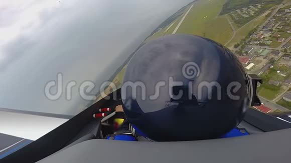 副驾驶在运动飞机上飞行的POV极限爱好运动视频的预览图