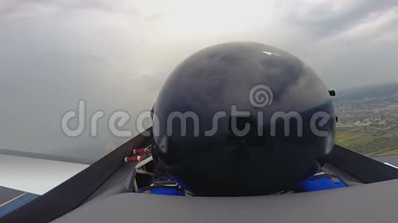 喷气飞机飞行员在空中做双回路的飞行任务自由视频的预览图