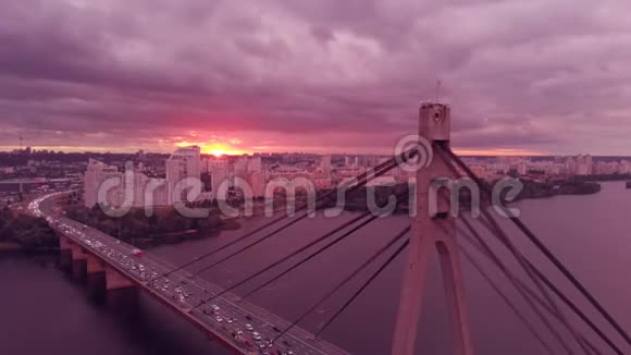 在多云的日落下令人印象深刻的德尼普罗河上的汽车桥视频的预览图