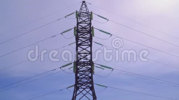 巨大的高压电线塔架对抗蓝天视频的预览图