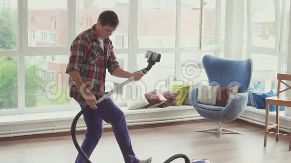做清洁吸尘器的人跳舞很开心慢节奏视频的预览图