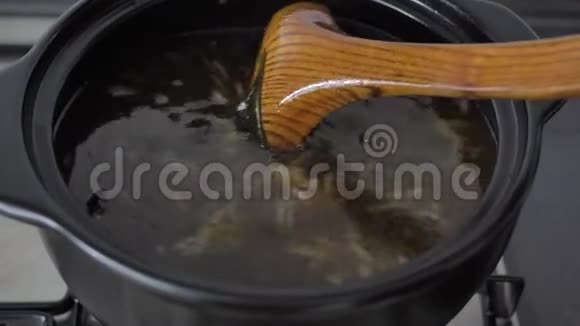 木勺和亚洲汤视频的预览图