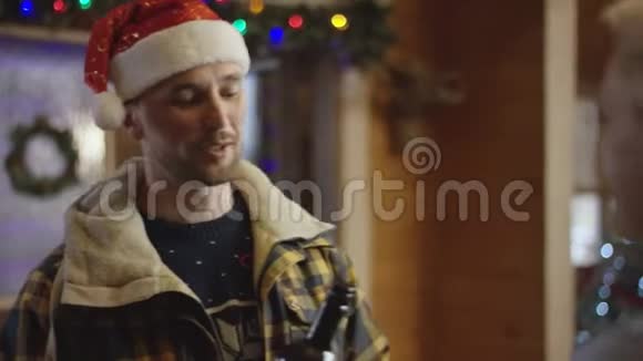 圣诞节晚上男人给女人一个酒瓶她吻了他视频的预览图
