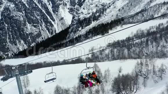 人们在山上登上滑雪电梯背景华丽4K视频的预览图