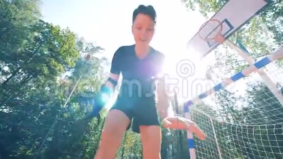 赛博格用他的现代假肢打篮球扔一个球视频的预览图
