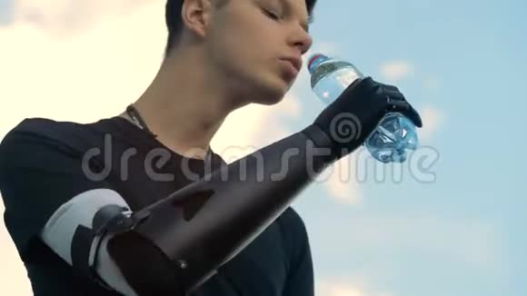 带有仿生手臂的cyborg用他的机器人假肢从瓶子里喝水视频的预览图