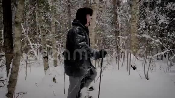白种人在冬天用旅行团穿越白雪森林视频的预览图