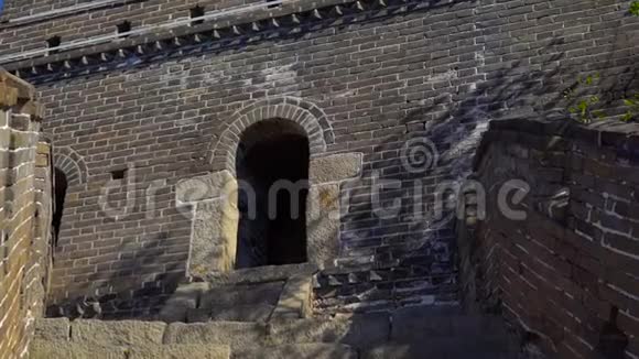 中国长城从山的一侧升起这是一个缓慢而稳定的镜头摄像机向视频的预览图