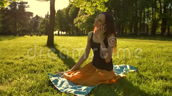 在公园里一个女人在户外用电话自言自语视频的预览图