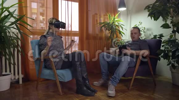 男人和女人在家里争论和争论虚拟现实护目镜视频的预览图