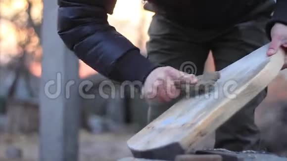 人用金属刷子把木板刷干净视频的预览图