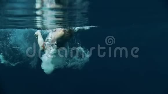 强壮敏捷的人在水下游泳熟练地移动创造了很多泡泡视频的预览图