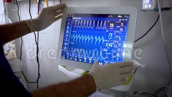 医生按下显示器上的一个按钮医生的双手特写视频的预览图