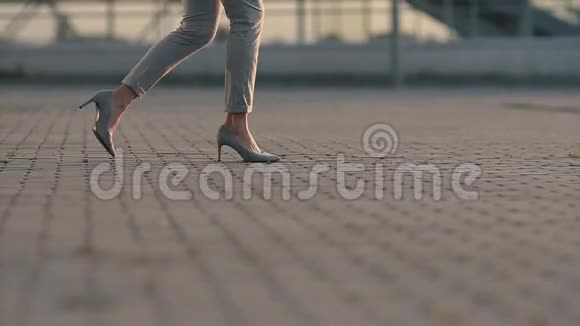 腿女人在城里散步视频的预览图