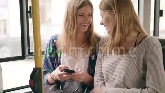 在公共汽车上用电话的年轻女士视频的预览图
