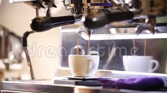 咖啡师做咖啡一股浓咖啡流倒在杯子里视频的预览图