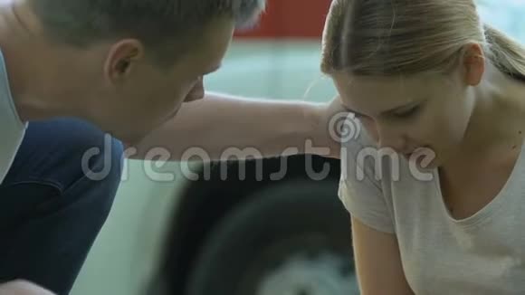 男性过路人拨打911支持年轻受伤的女性坐在路上视频的预览图