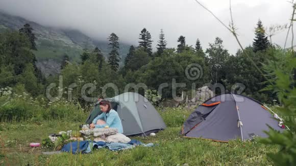 朋友在夏天露营时休息而游客在山上徒步旅行视频的预览图
