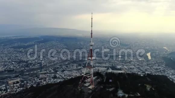 格鲁吉亚第比利斯大城市惊人的空中镜头视频的预览图