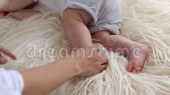 一个刚出生的男孩在卧室里的家里睡在一条蓬松的毯子上视频的预览图