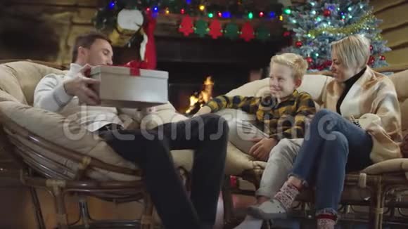 男人把圣诞礼物送给小男孩和小女人视频的预览图