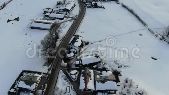 不错的山城背景是一座山空中拍摄4k视频的预览图
