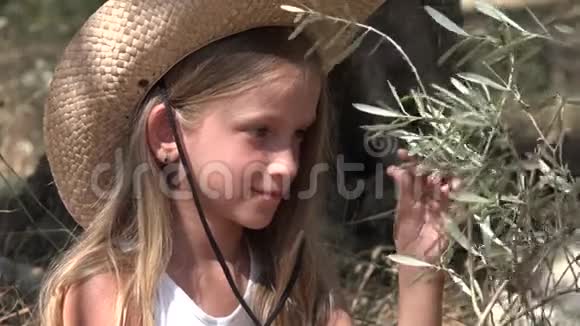 果园里的农家小孩学橄榄果小女孩玩树4K视频的预览图