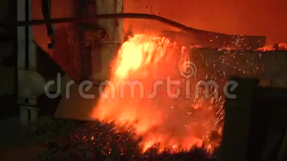 炉中厂房熔化金属的过程工人除渣得到纯合金视频的预览图