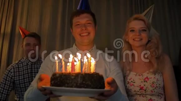 快乐的人和朋友带生日蛋糕给你视频的预览图