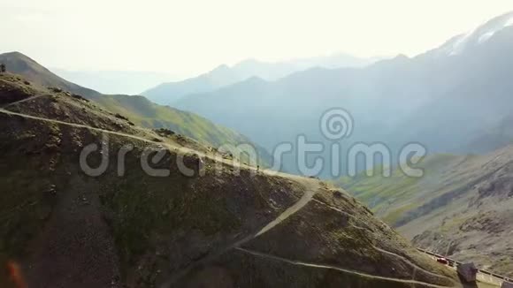 通往意大利的斯特尔维奥山口的路山弯的鸟瞰图视频的预览图