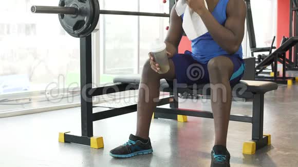 健身后疲劳非裔美国人坐在训练设备上视频的预览图