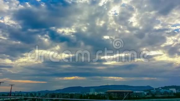 布达佩斯的云层在黎明时分从害虫到布达视频的预览图