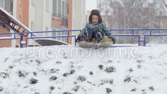 那个男孩乘雪管下山来视频的预览图