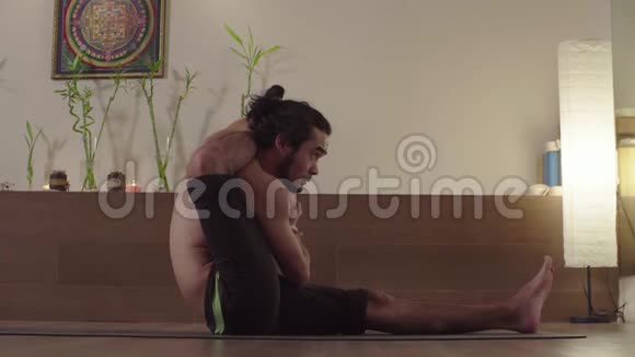 强壮的男人练习瑜伽品达萨纳视频的预览图