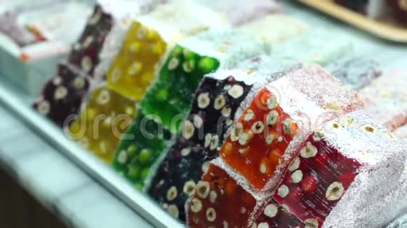 土耳其传统糖果拉哈特拉库姆在巴扎市场柜台视频的预览图