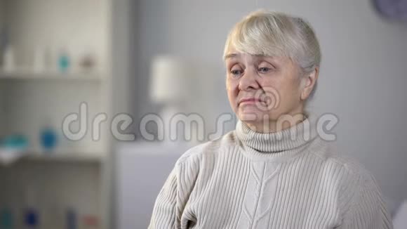 养老院里不快乐的老年妇女感到沮丧和遗忘孤独视频的预览图