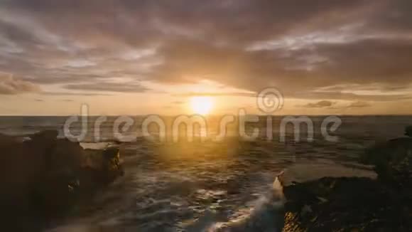印尼巴厘岛日落在尼萨伦邦根在魔鬼撕裂岩石海滩边视频的预览图