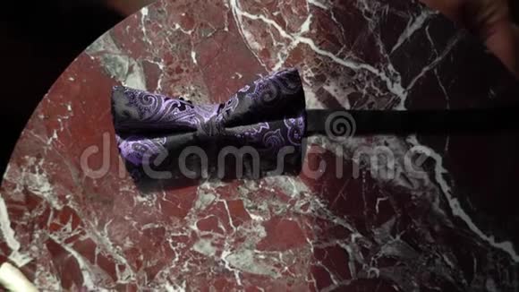 大理石桌上的紫罗兰蝴蝶结视频的预览图