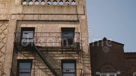 美丽的年轻浪漫夫妇从公寓窗口来到纽约一个老建筑的小阳台视频的预览图